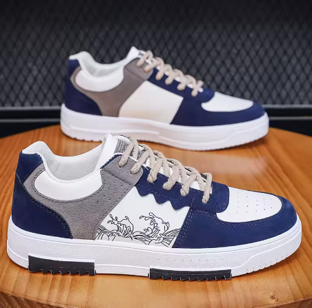 Blåvita Sneakers – Unik Design med Konstnärliga Detaljer