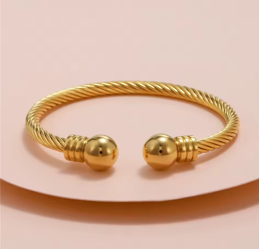 Kabeltvinnat Öppet Armband med Metallkulor – Flera Färger