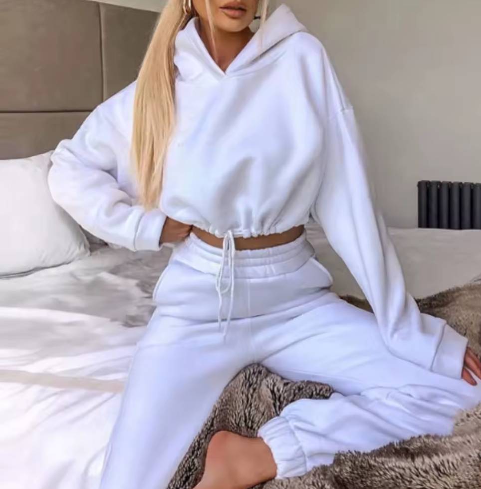 Trendigt tvådelat hoodieset med crop top & mjuka joggers – flera färger