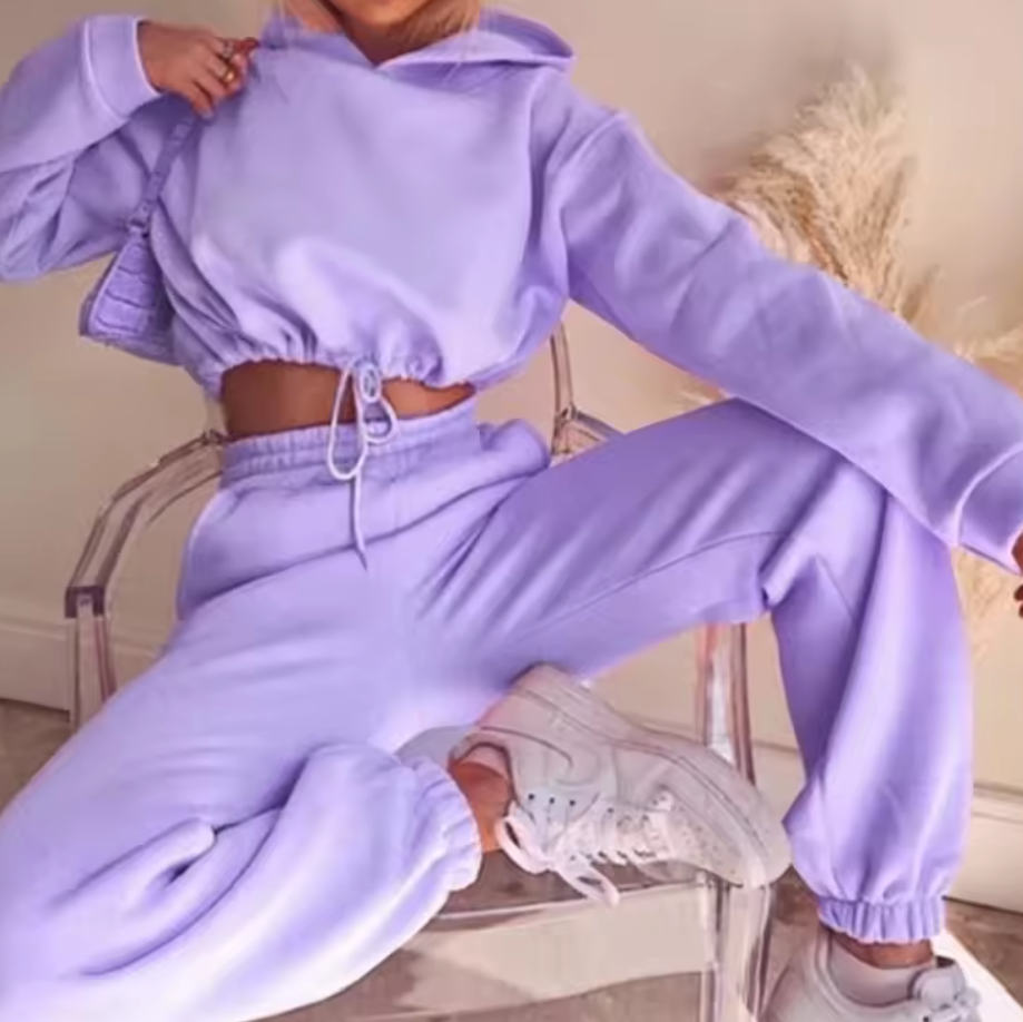 Trendigt tvådelat hoodieset med crop top & mjuka joggers – flera färger