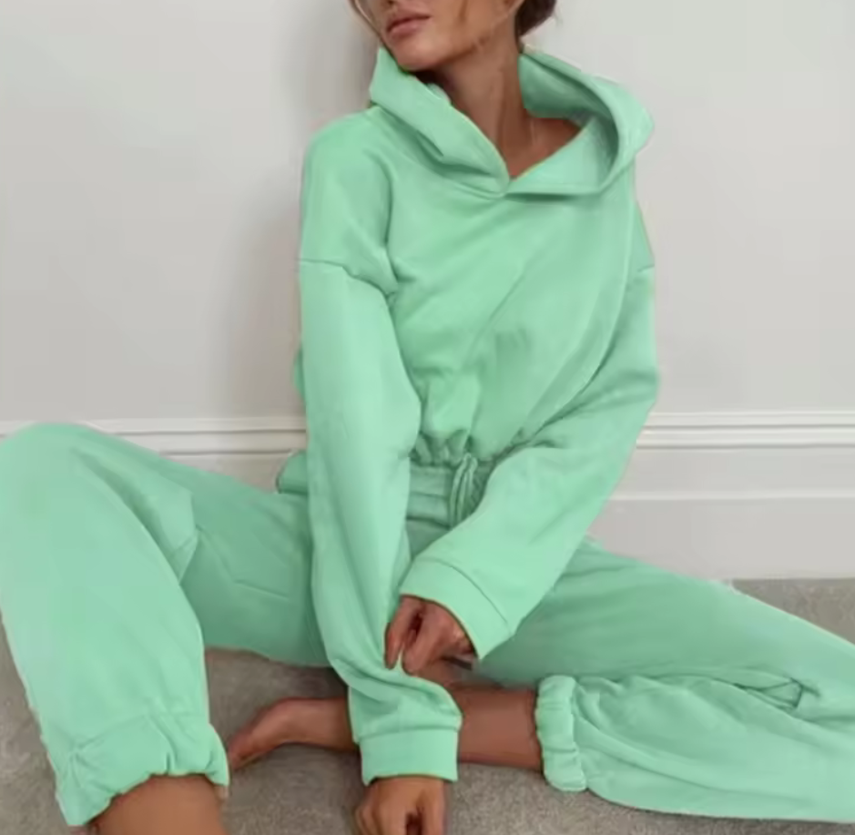 Trendigt tvådelat hoodieset med crop top & mjuka joggers – flera färger