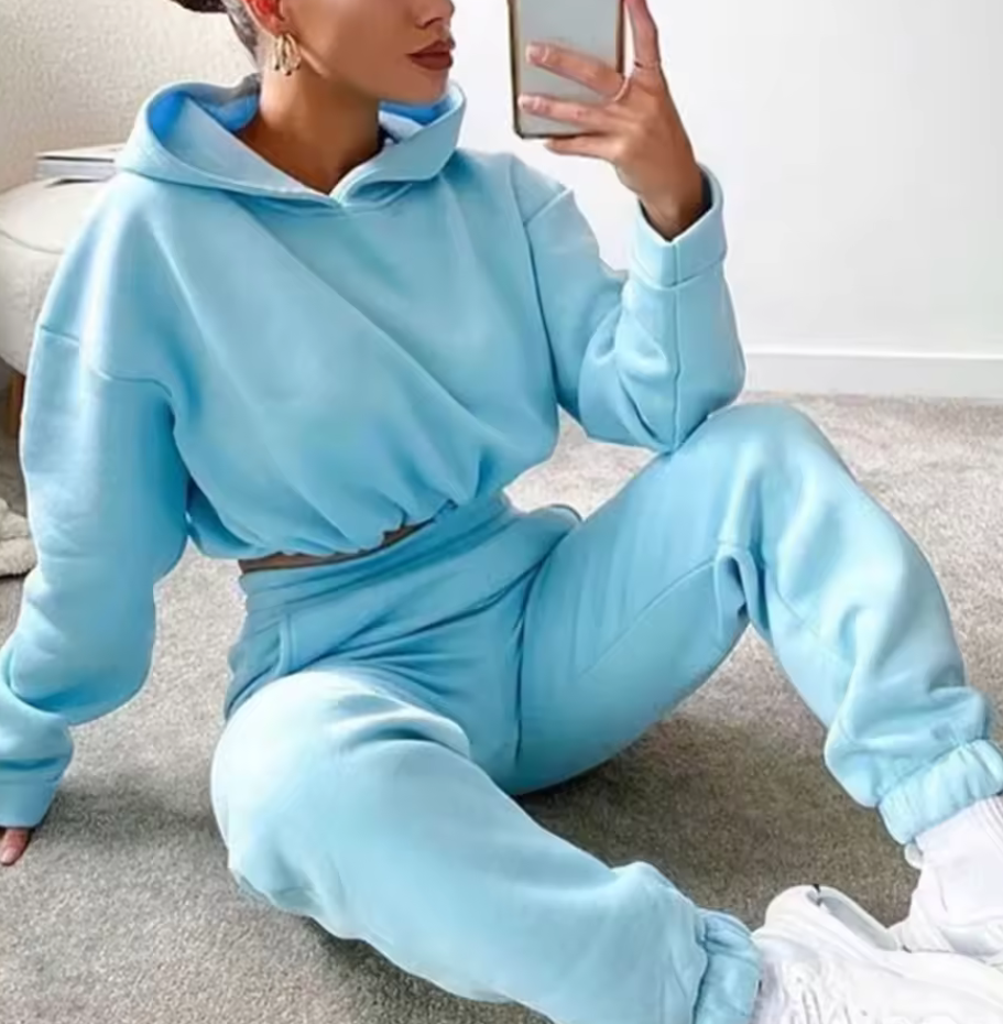 Trendigt tvådelat hoodieset med crop top & mjuka joggers – flera färger