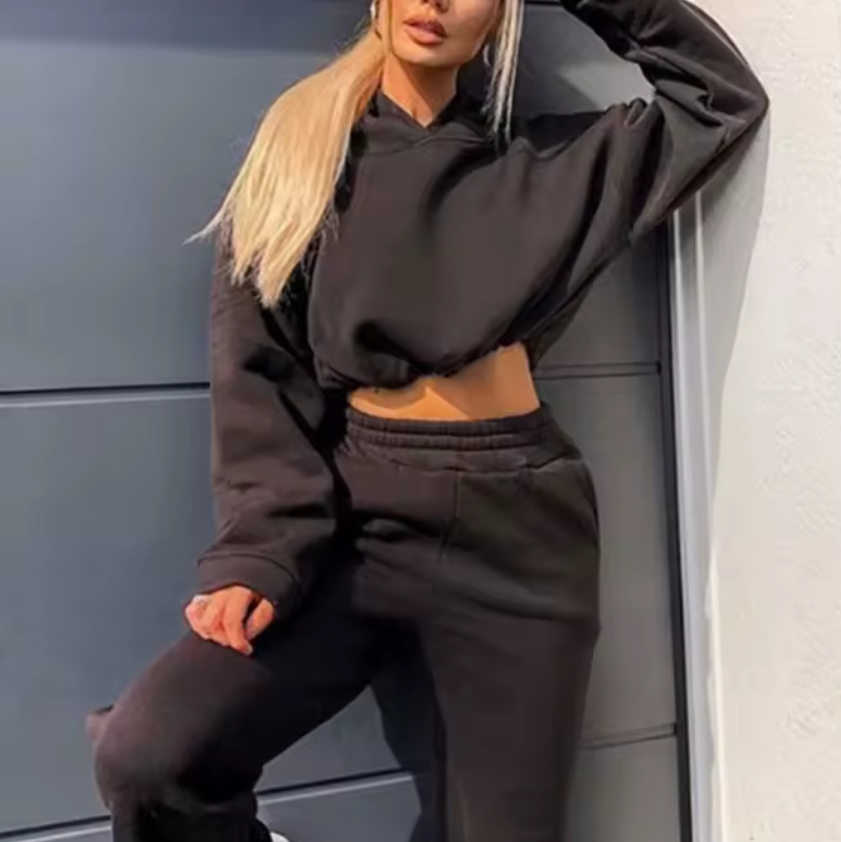 Trendigt tvådelat hoodieset med crop top & mjuka joggers – flera färger