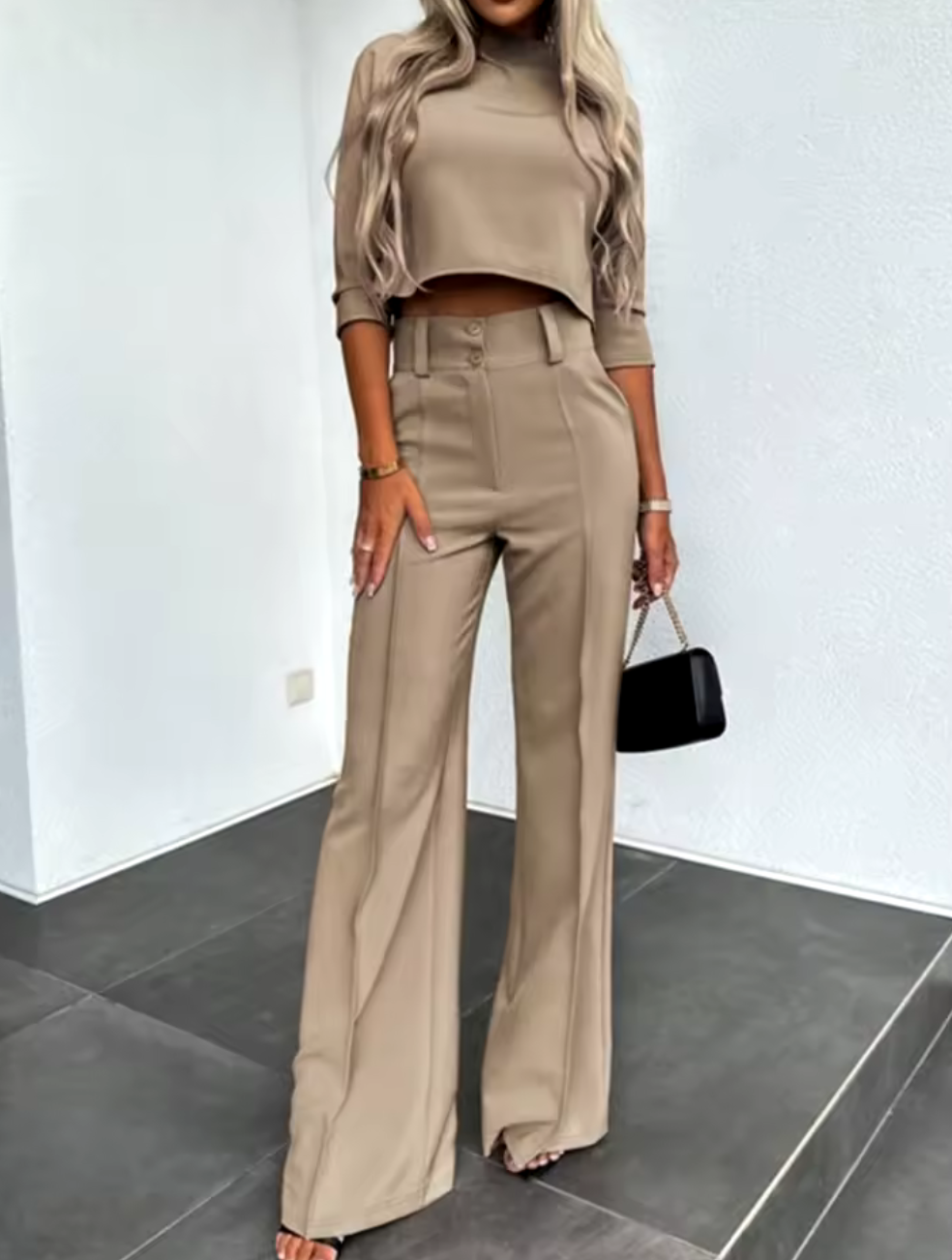 Tvådelat set med crop top och vida byxor – Elegant, sofistikerat och trendigt