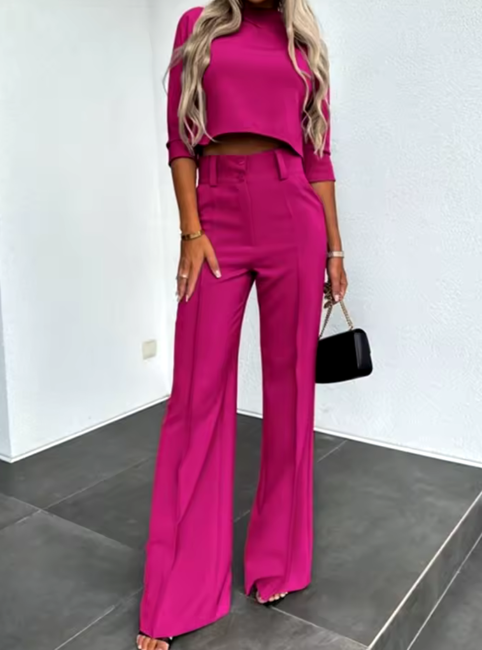 Tvådelat set med crop top och vida byxor – Elegant, sofistikerat och trendigt