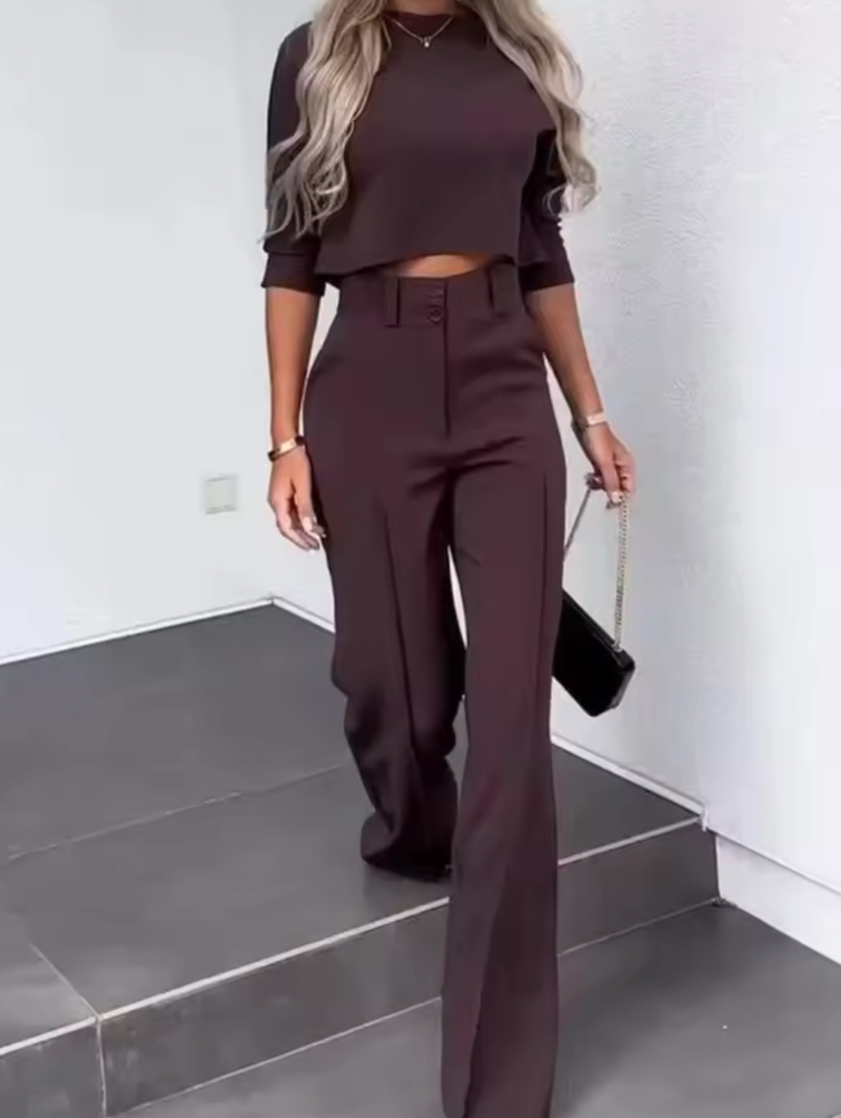 Tvådelat set med crop top och vida byxor – Elegant, sofistikerat och trendigt
