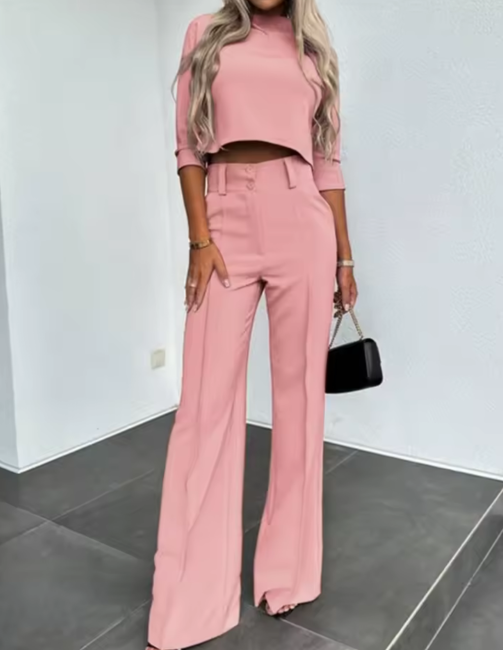Tvådelat set med crop top och vida byxor – Elegant, sofistikerat och trendigt