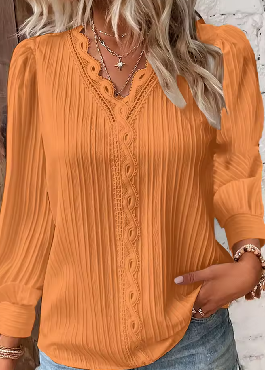 Plisserad Blus med Spetsdetaljer – Elegant, feminin & otroligt lättburen