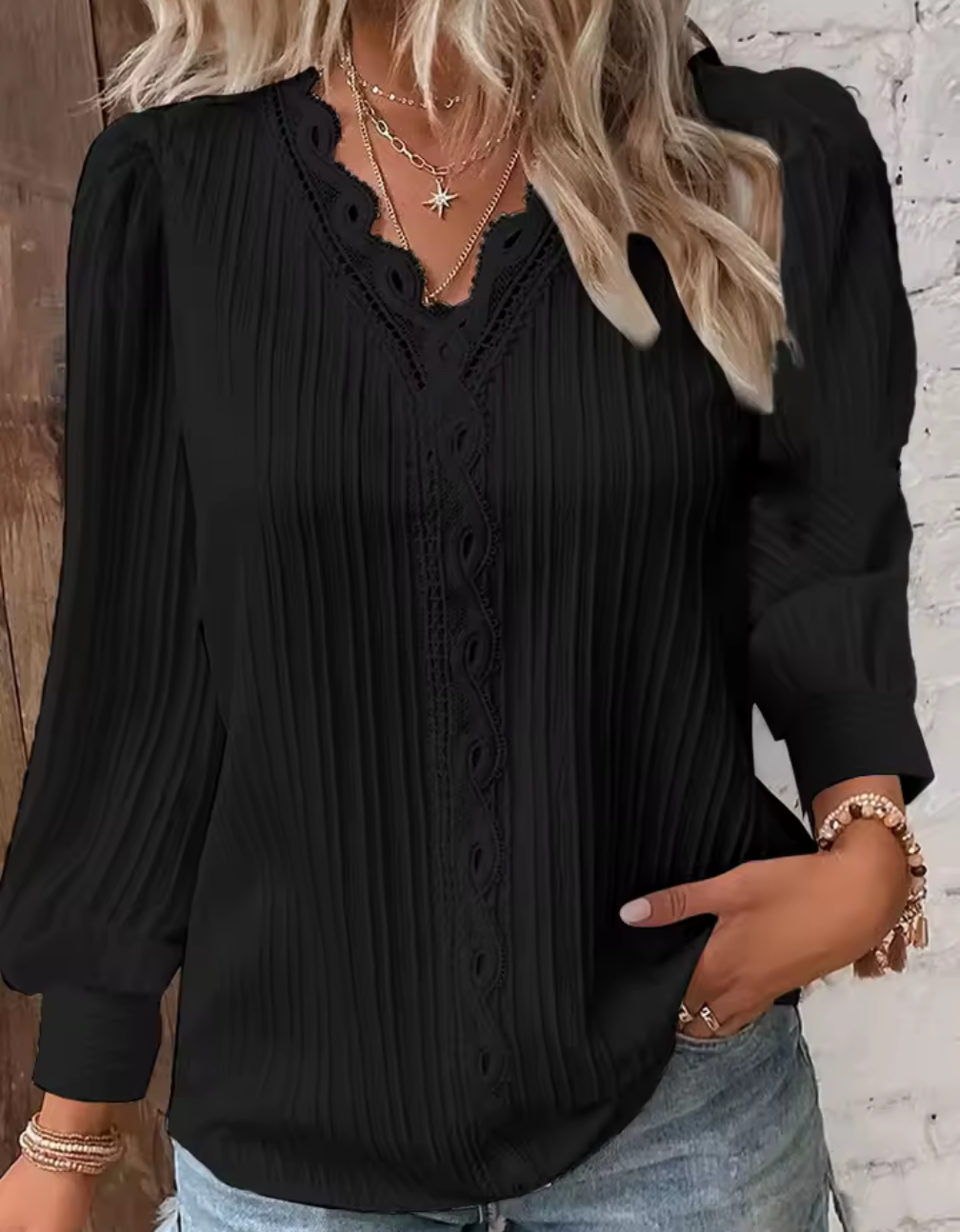 Plisserad Blus med Spetsdetaljer – Elegant, feminin & otroligt lättburen