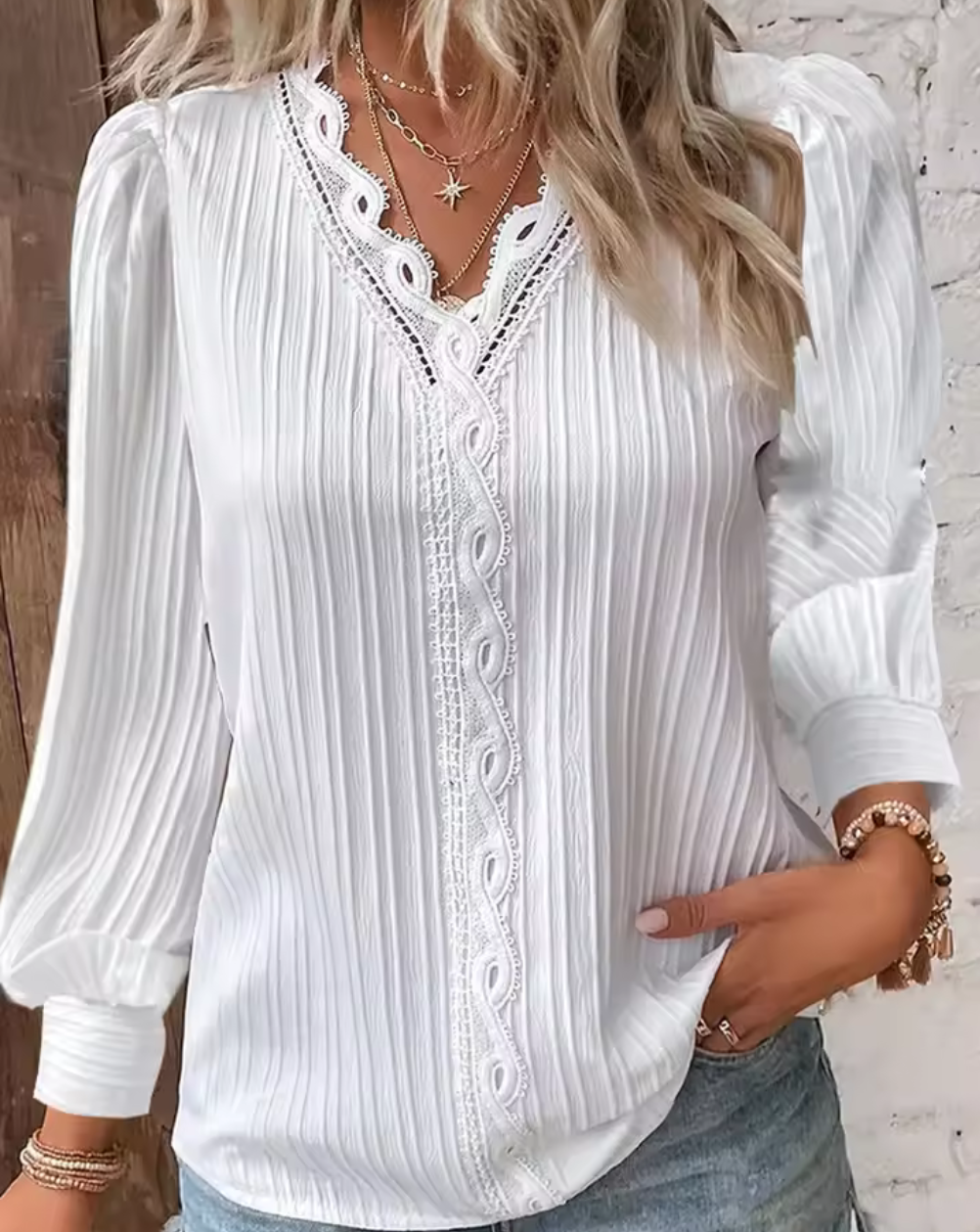 Plisserad Blus med Spetsdetaljer – Elegant, feminin & otroligt lättburen