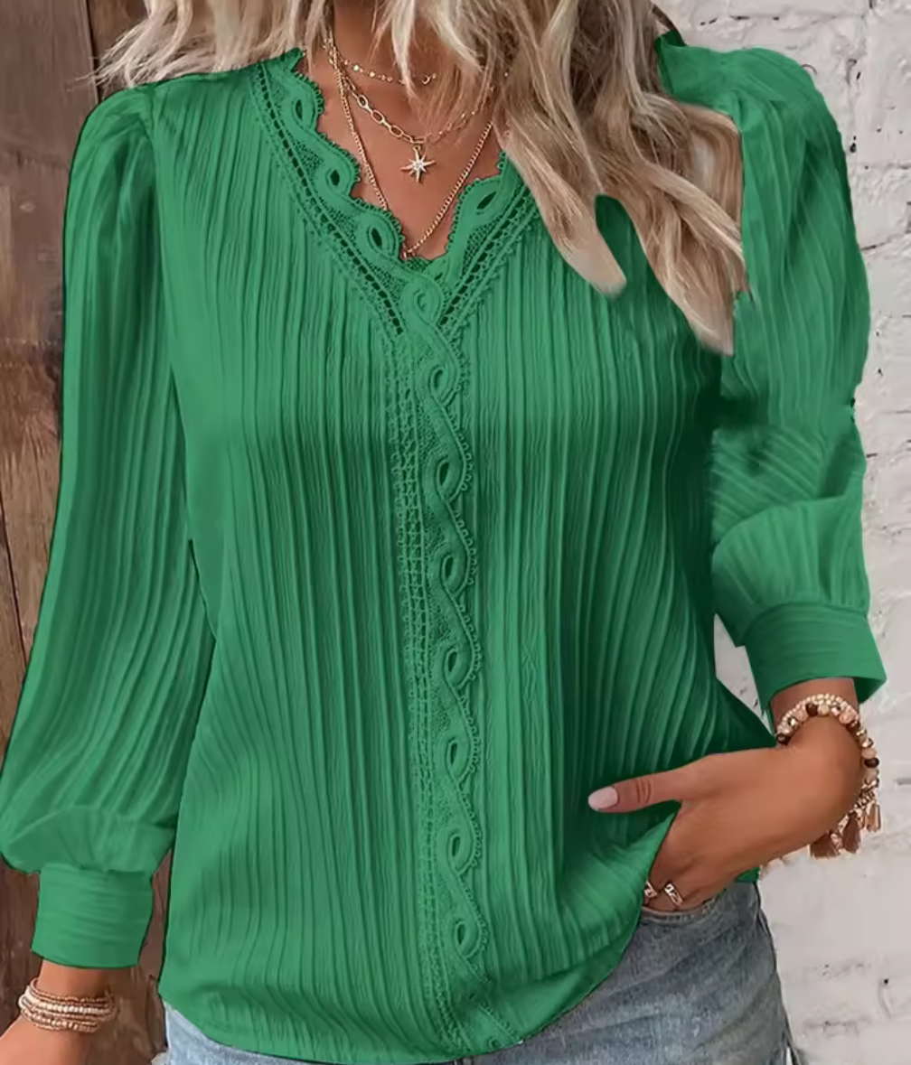 Plisserad Blus med Spetsdetaljer – Elegant, feminin & otroligt lättburen