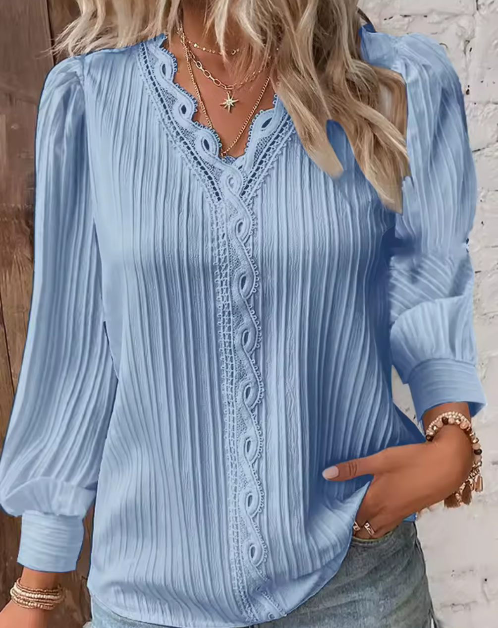 Plisserad Blus med Spetsdetaljer – Elegant, feminin & otroligt lättburen