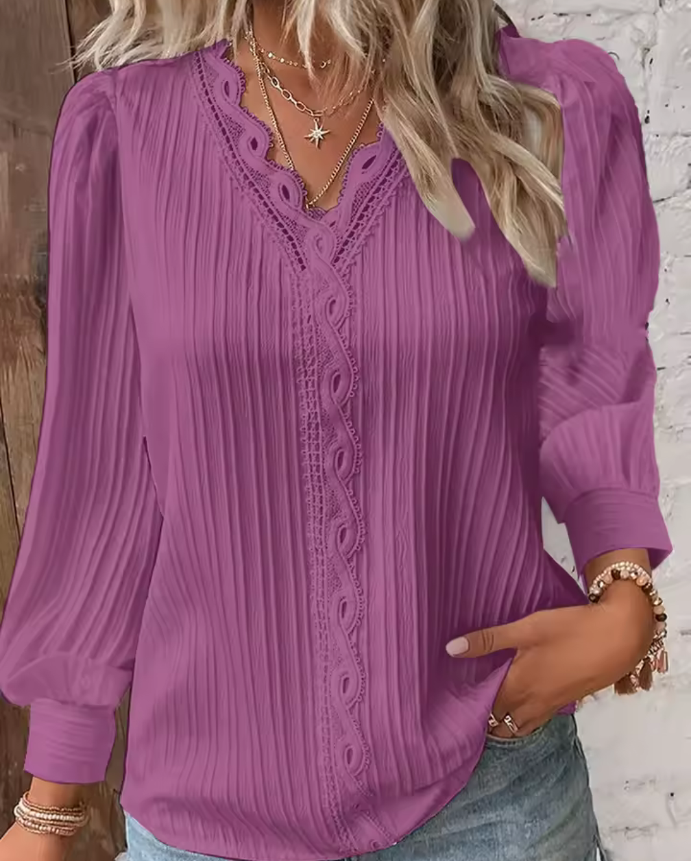 Plisserad Blus med Spetsdetaljer – Elegant, feminin & otroligt lättburen