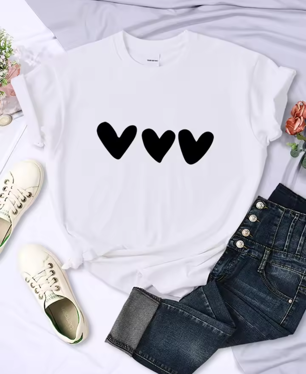 Klassisk t-shirt med hjärttryck – flera färger