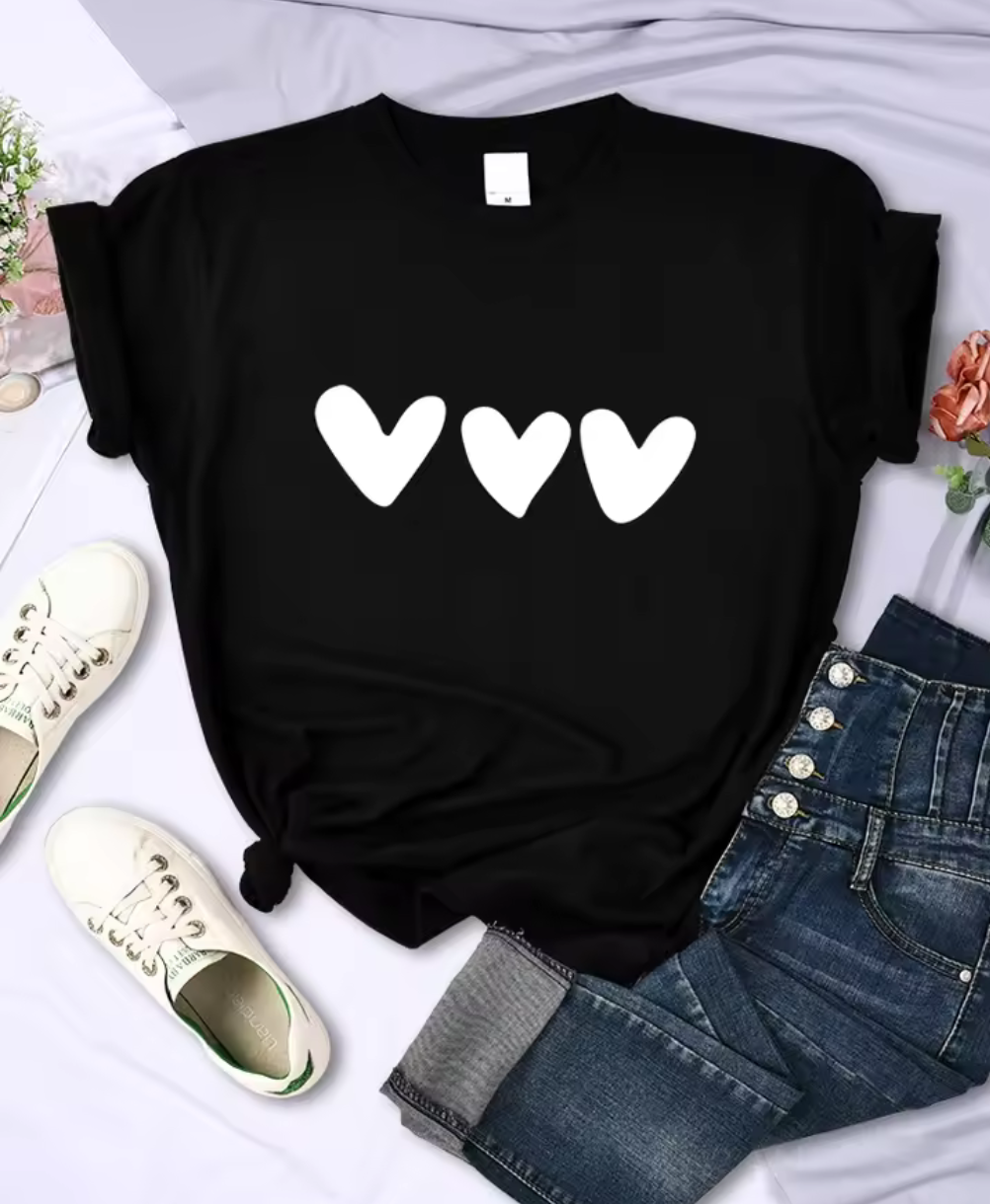 Klassisk t-shirt med hjärttryck – flera färger