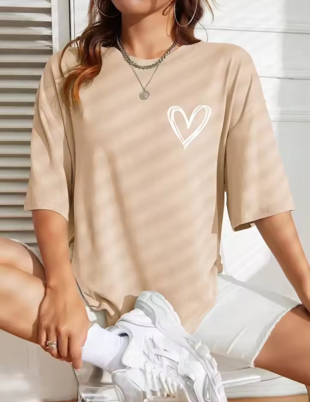 Oversize T-shirt med tecknat hjärta – flera färger
