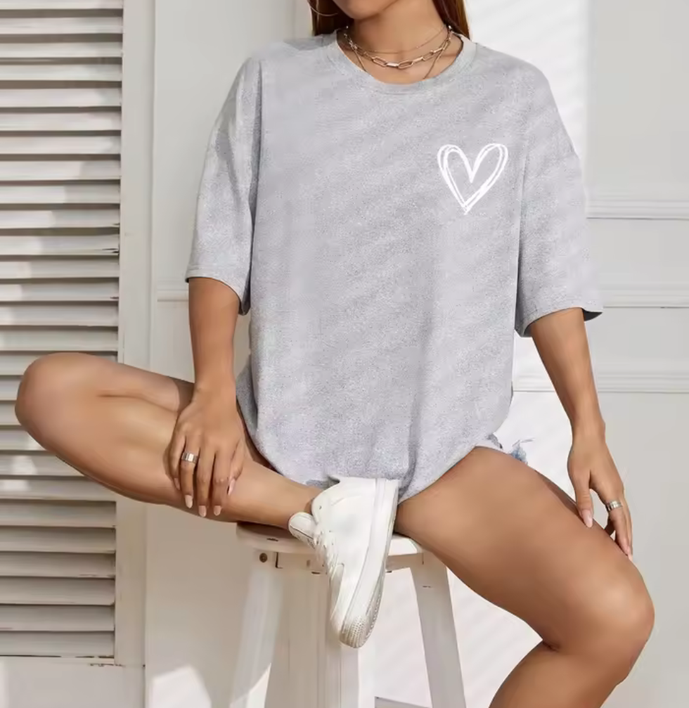 Oversize T-shirt med tecknat hjärta – flera färger