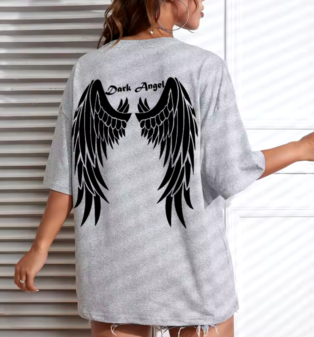 Oversized t-shirt “Dark Angel” – med kraftfullt vingtryck