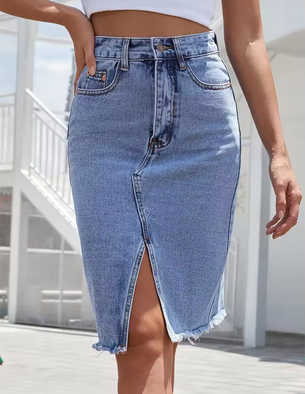 Midilång jeanskjol med slits och rå fåll – ljusblå denim