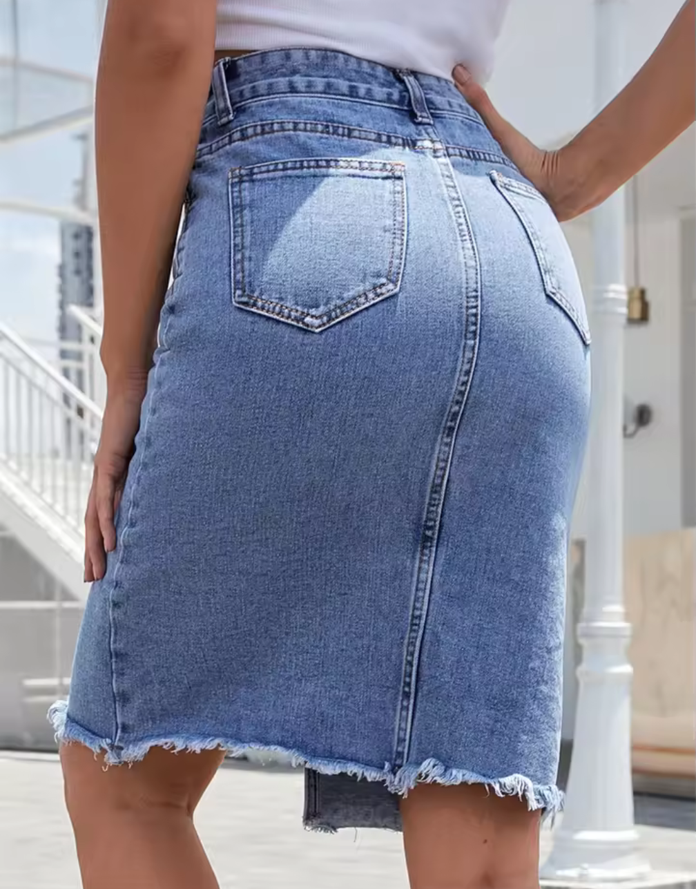 Midilång jeanskjol med slits och rå fåll – ljusblå denim