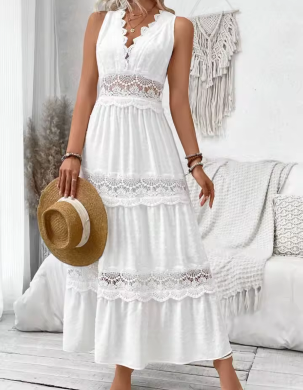 Boho Romance – Vit spetsklänning i broderad maxilängd