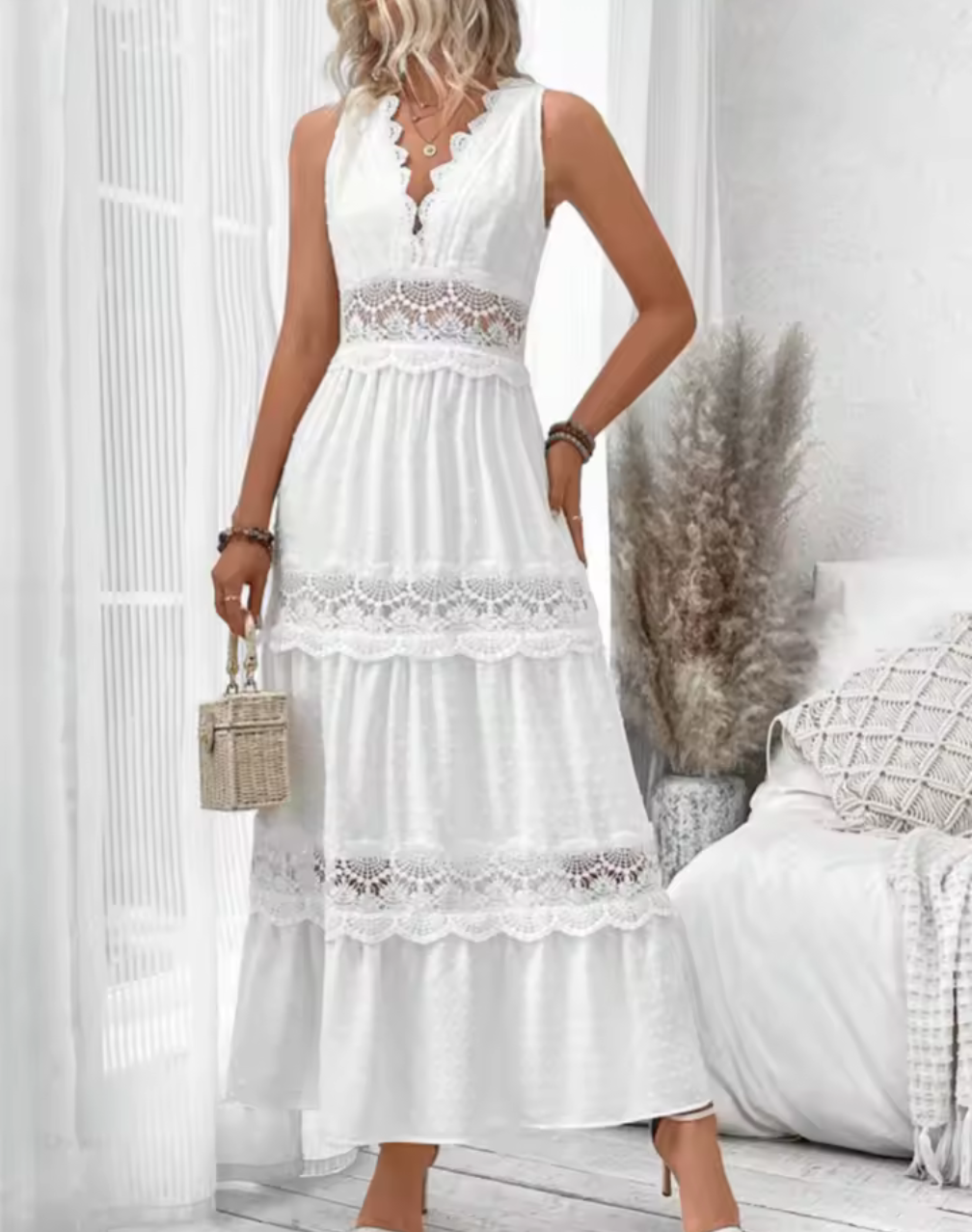 Boho Romance – Vit spetsklänning i broderad maxilängd