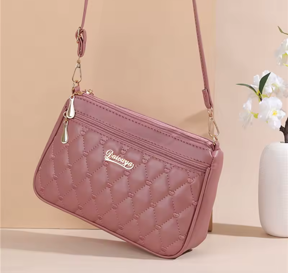Quiltad crossbody-väska med guldlogo – Dailouya Edition