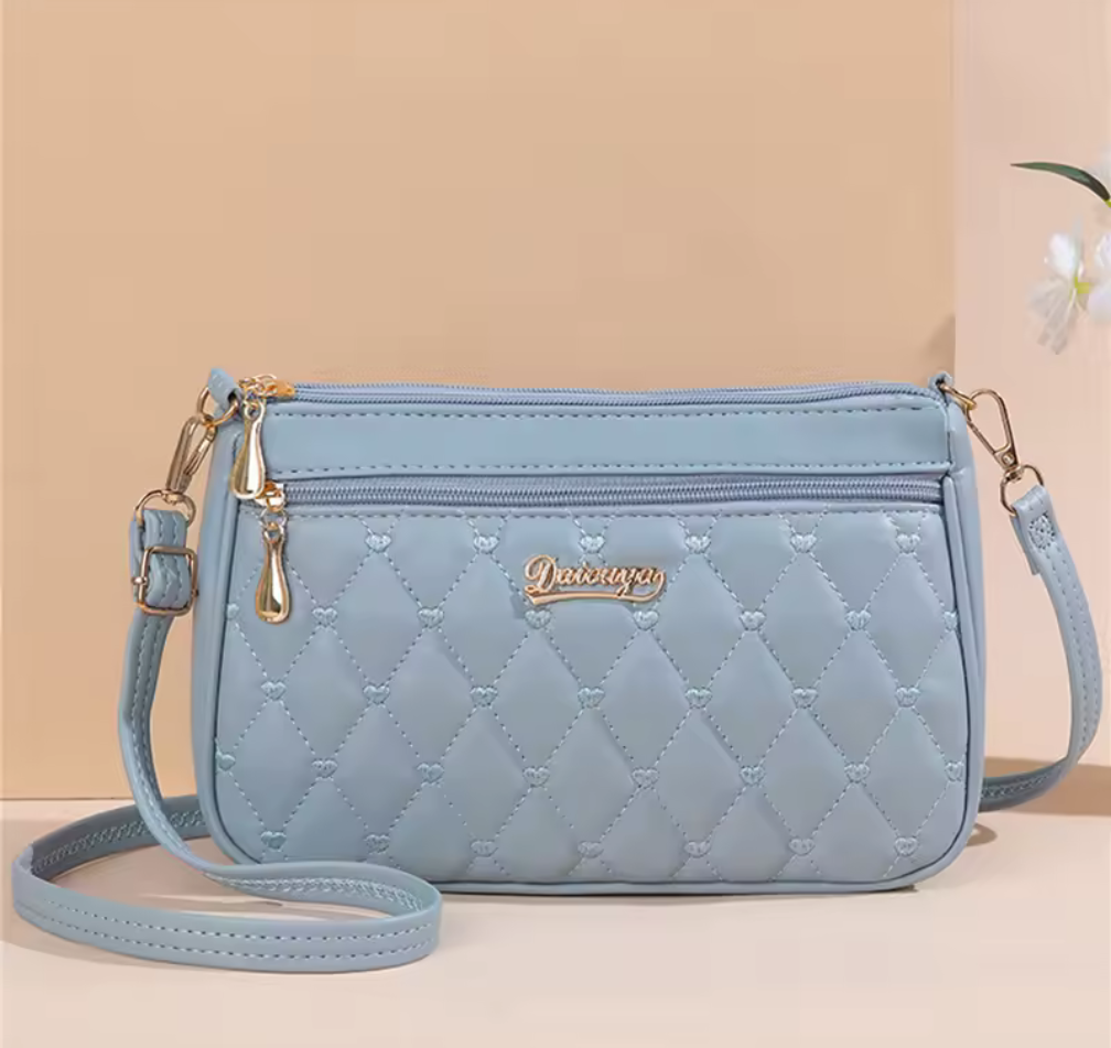 Quiltad crossbody-väska med guldlogo – Dailouya Edition