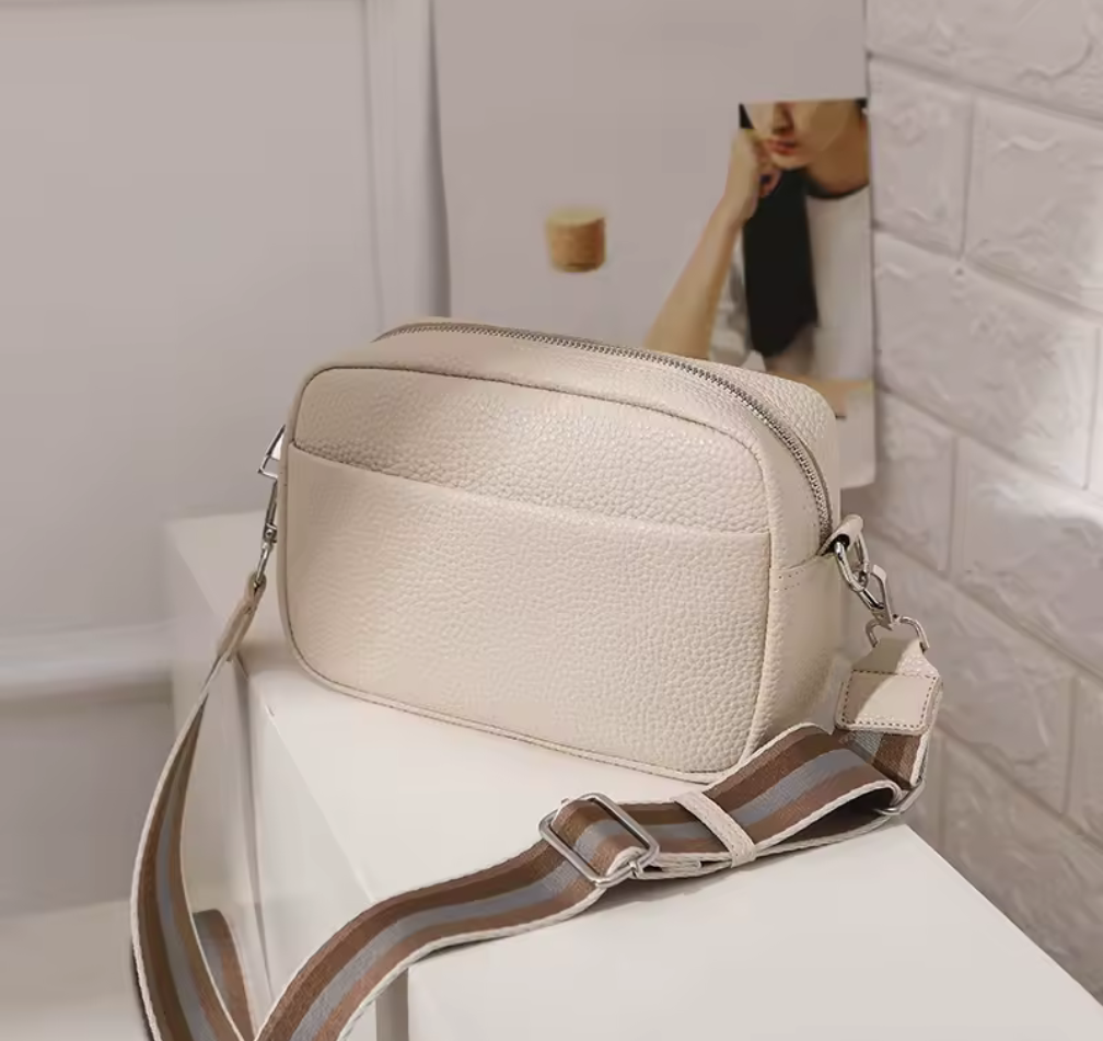 Stilren crossbody-väska med bred axelrem