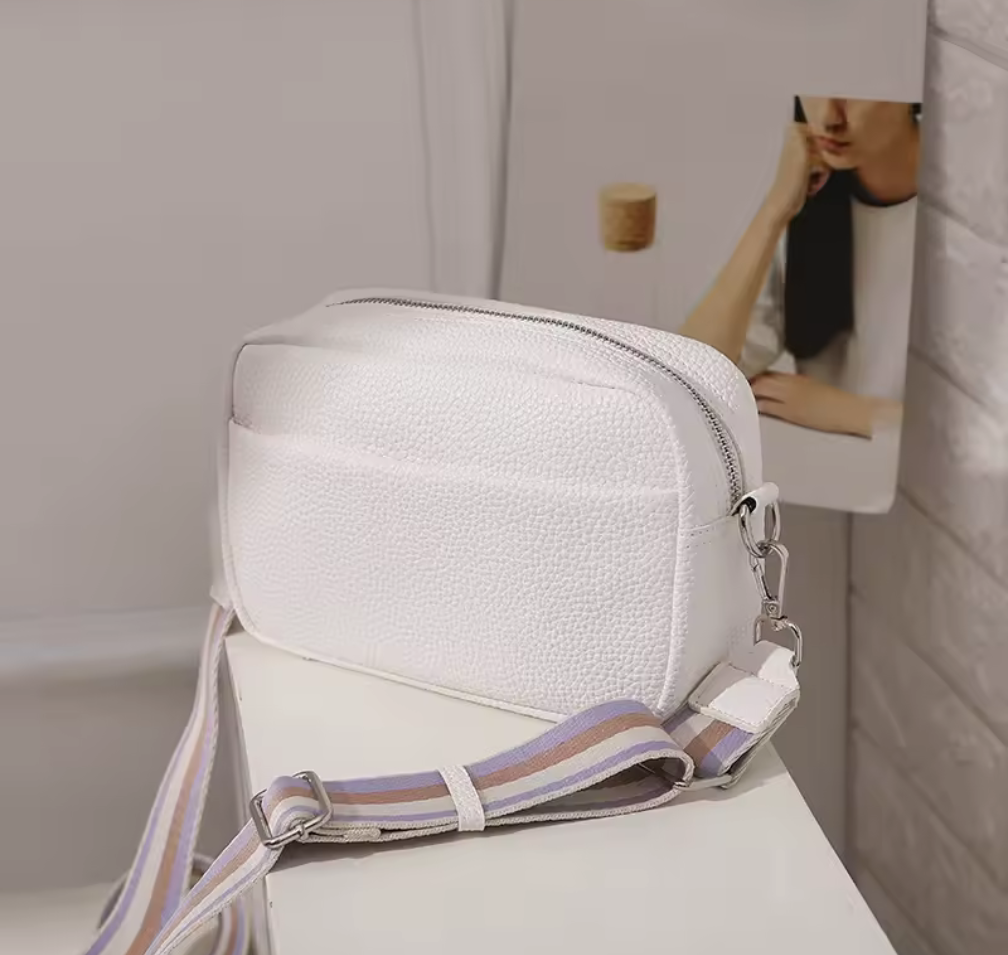Stilren crossbody-väska med bred axelrem