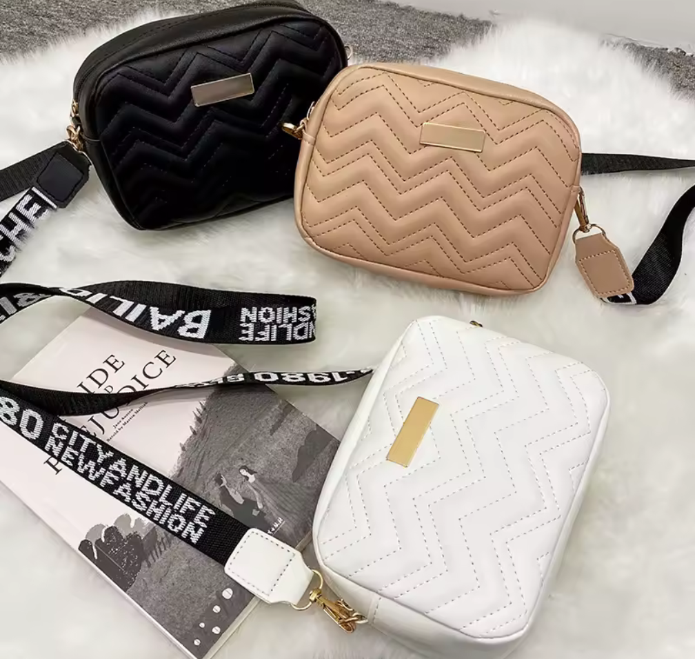 Kamerainspirerad Quiltad Crossbody-väska med Textrem
