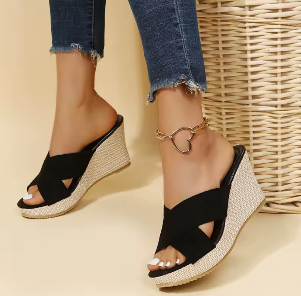 Somriga kilklackssandaler med korsrem – Beige & Svart