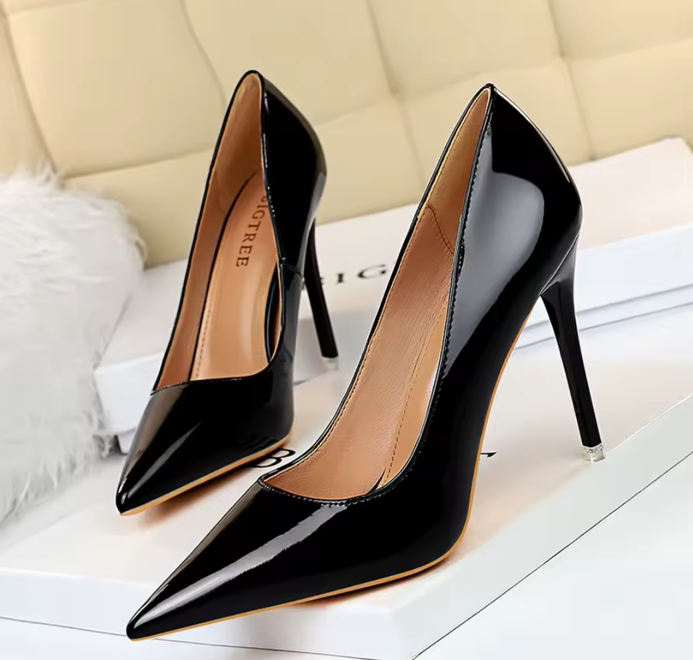 Klassiska lackpumps med spetsig tå – Nude, Svart & Röd