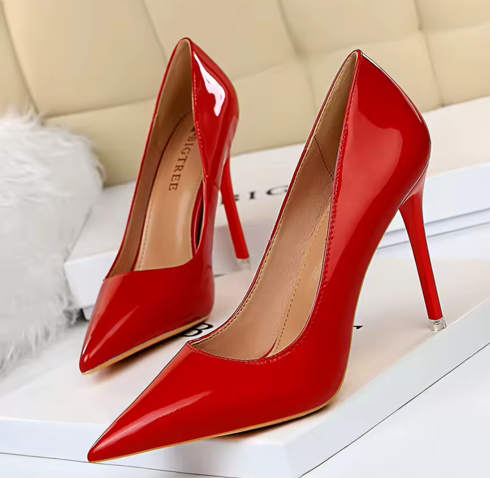 Klassiska lackpumps med spetsig tå – Nude, Svart & Röd