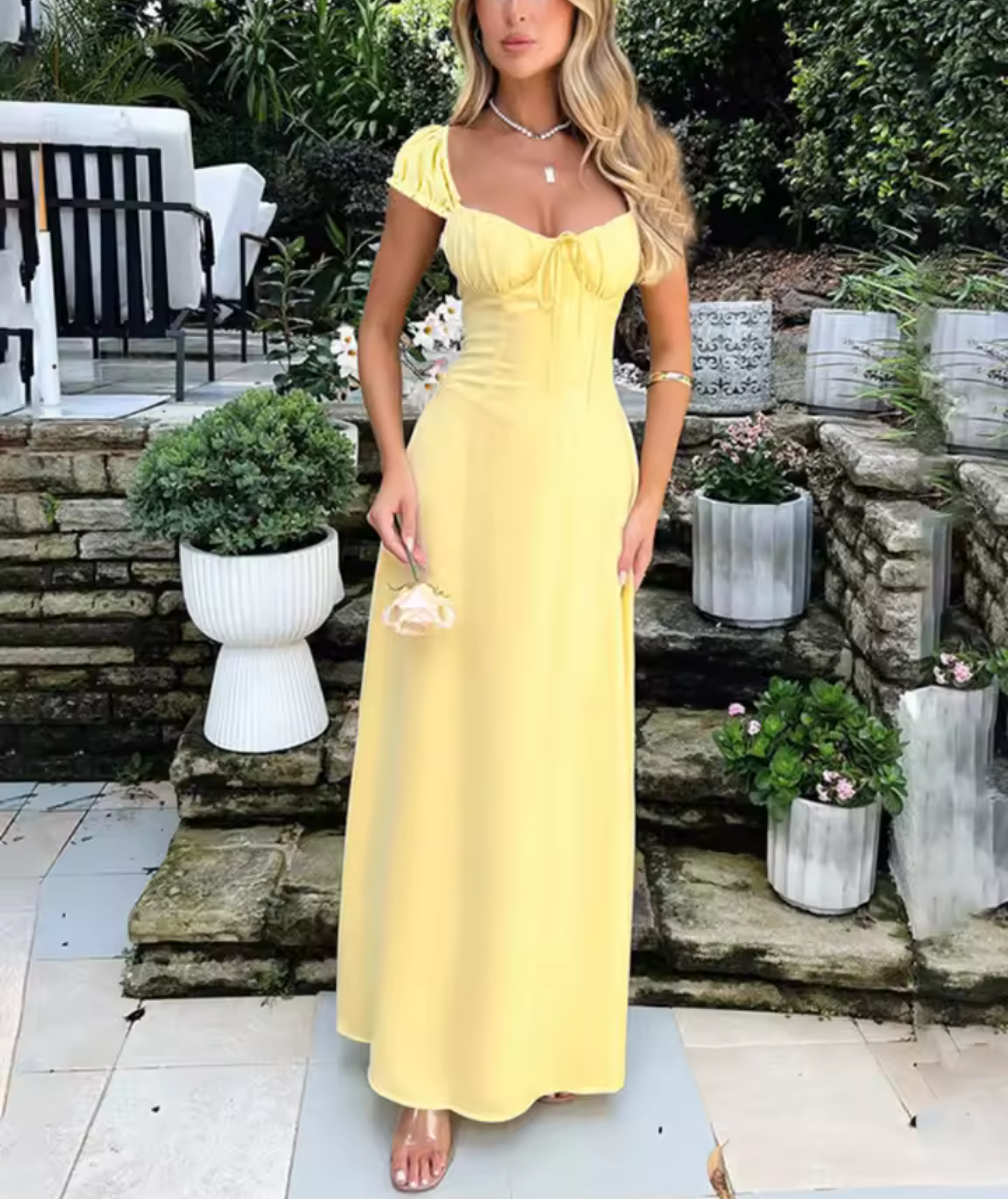 Elegant sommarklänning med puffärm och markerad midja