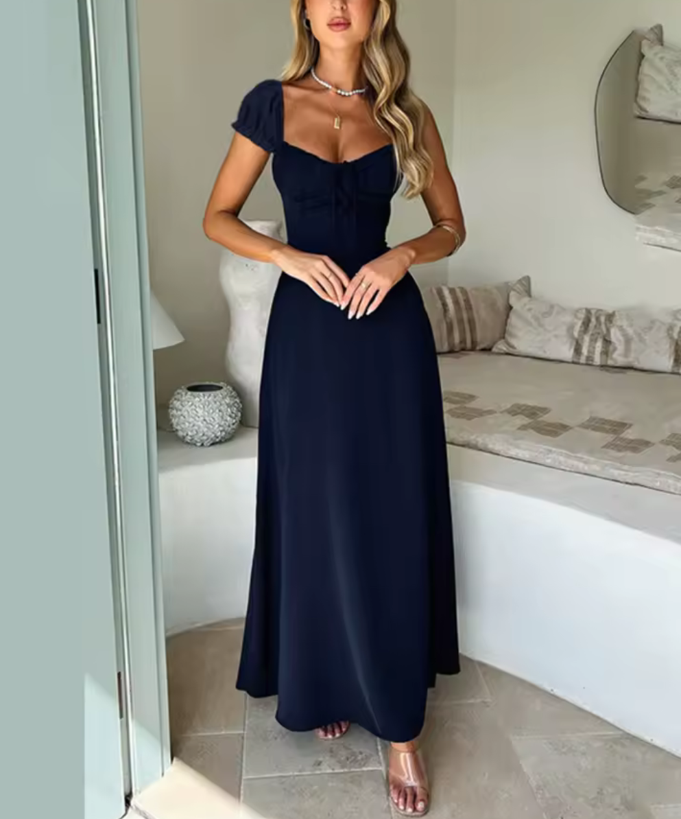 Elegant sommarklänning med puffärm och markerad midja