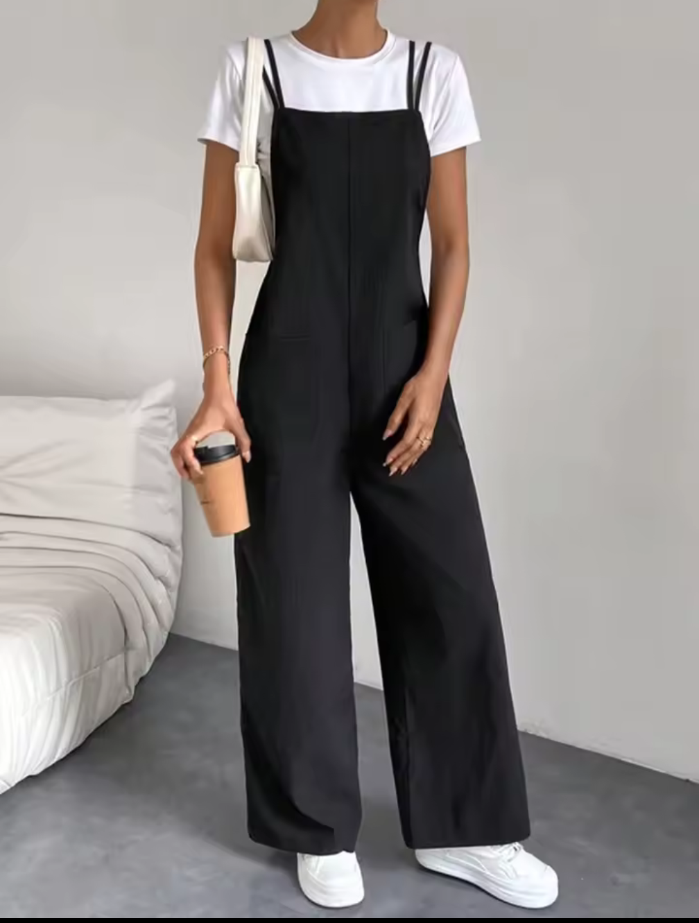 Svart Hängselbyxdress med Vida Ben – Avslappnad Stil med Trendig Twist