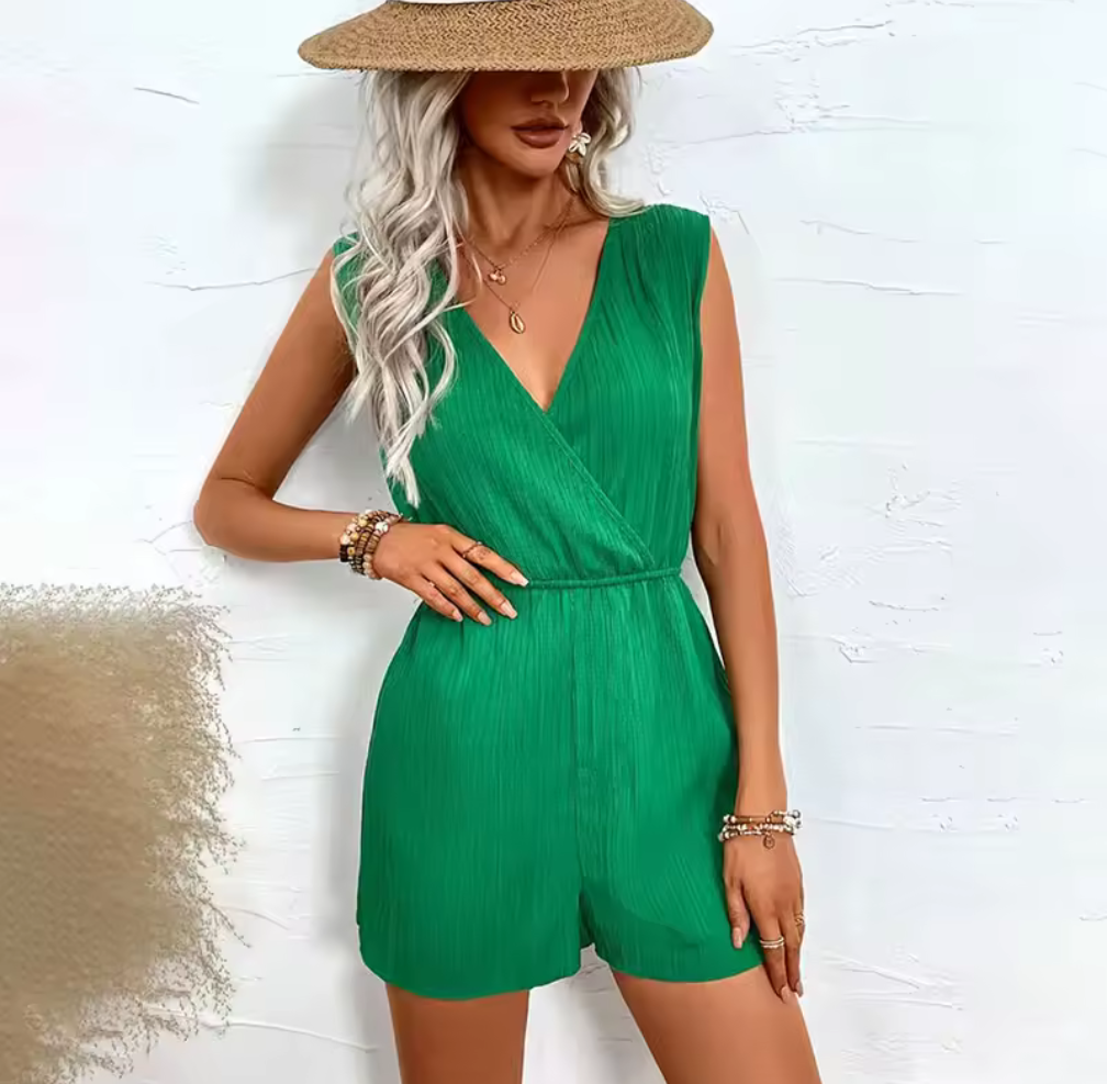 Sval, stilren & sommarklar – ärmlös plisserad jumpsuit