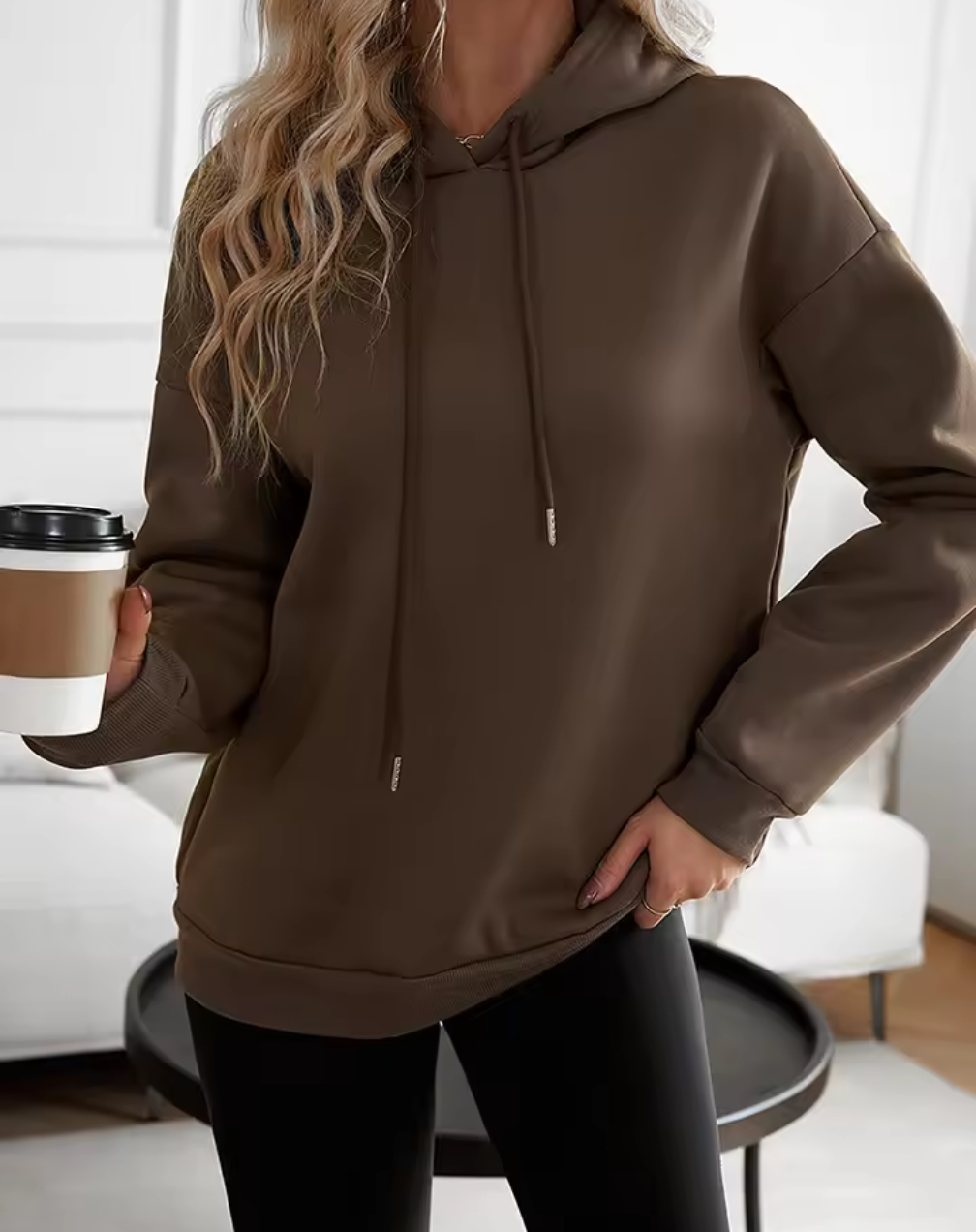 Klassisk hoodie i brun ton – med luva & dragsko