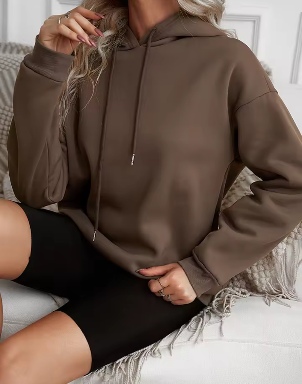 Klassisk hoodie i brun ton – med luva & dragsko