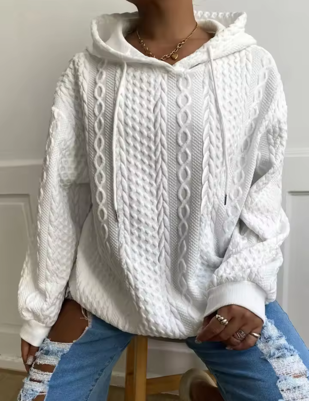 Stickad hoodie med kabelmönster – trendigt, mysigt och tidlöst