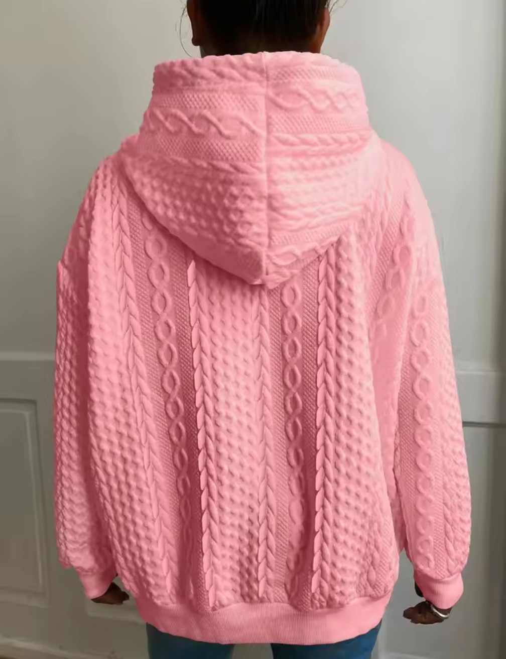 Stickad hoodie med kabelmönster – trendigt, mysigt och tidlöst