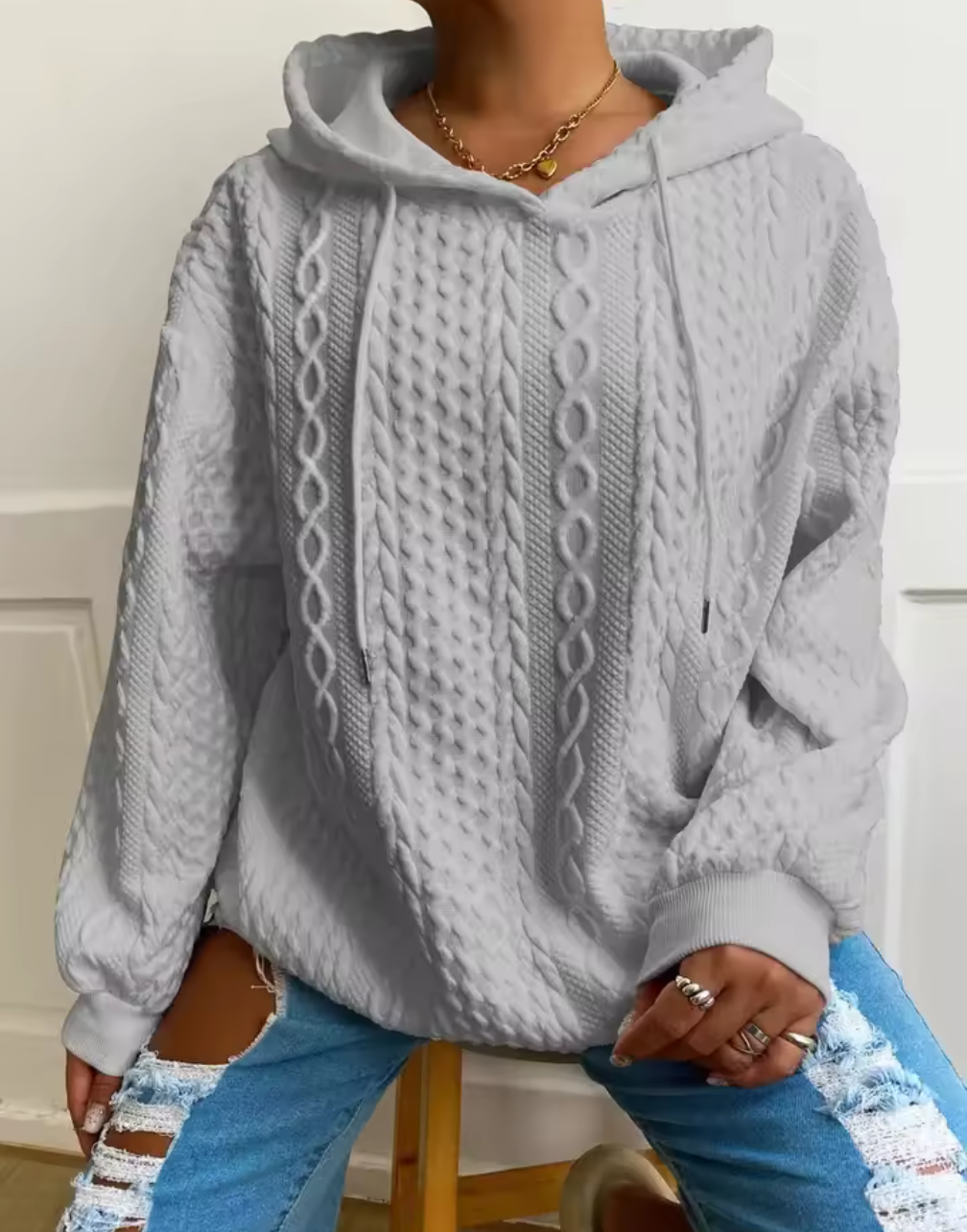 Stickad hoodie med kabelmönster – trendigt, mysigt och tidlöst