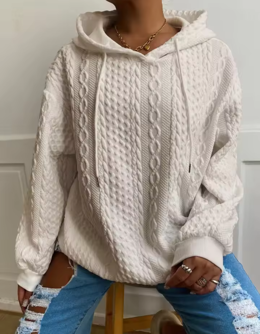Stickad hoodie med kabelmönster – trendigt, mysigt och tidlöst