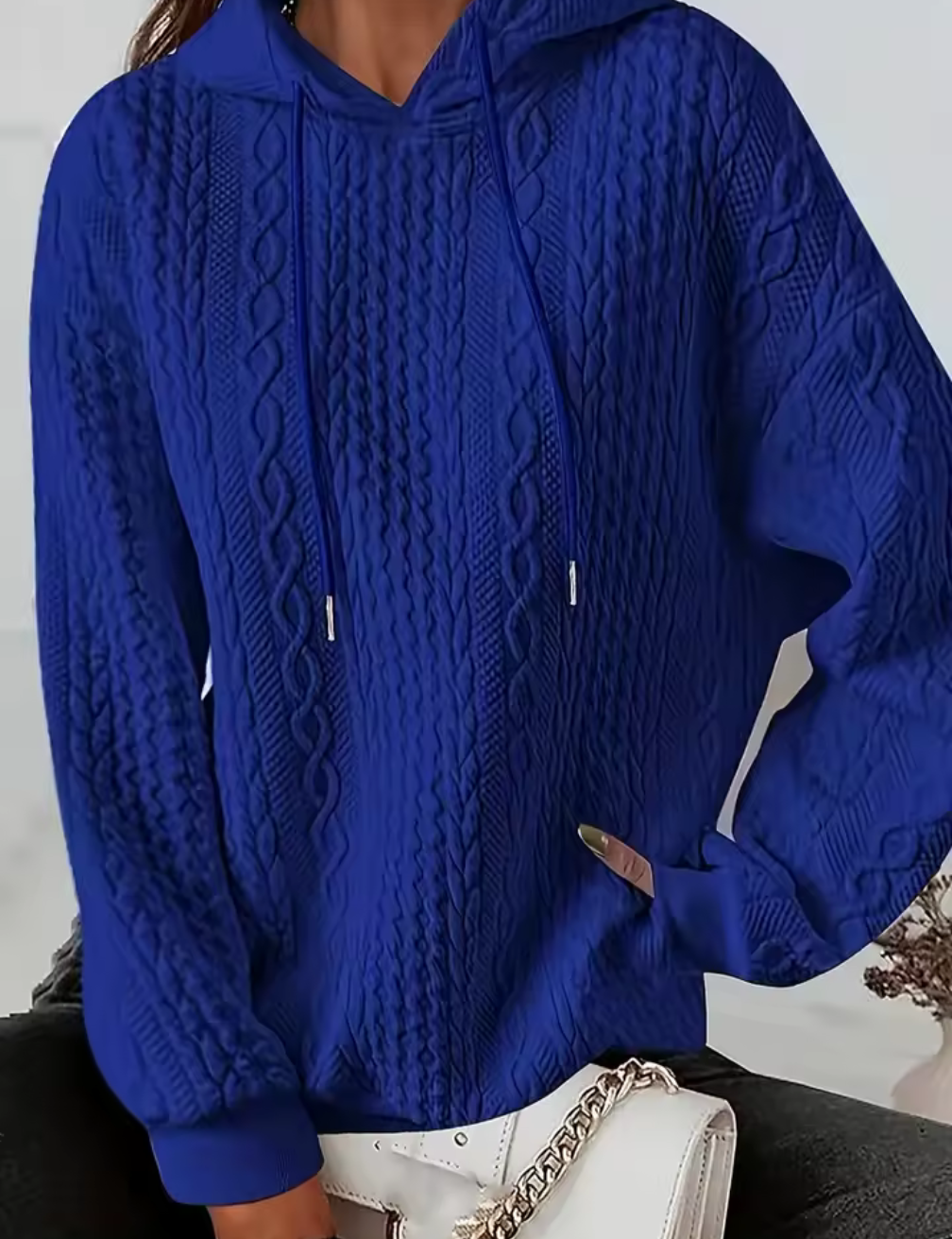 Stickad hoodie med kabelmönster – trendigt, mysigt och tidlöst