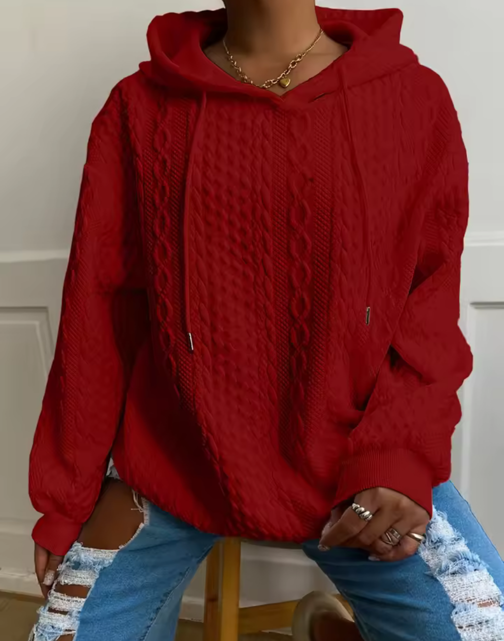 Stickad hoodie med kabelmönster – trendigt, mysigt och tidlöst