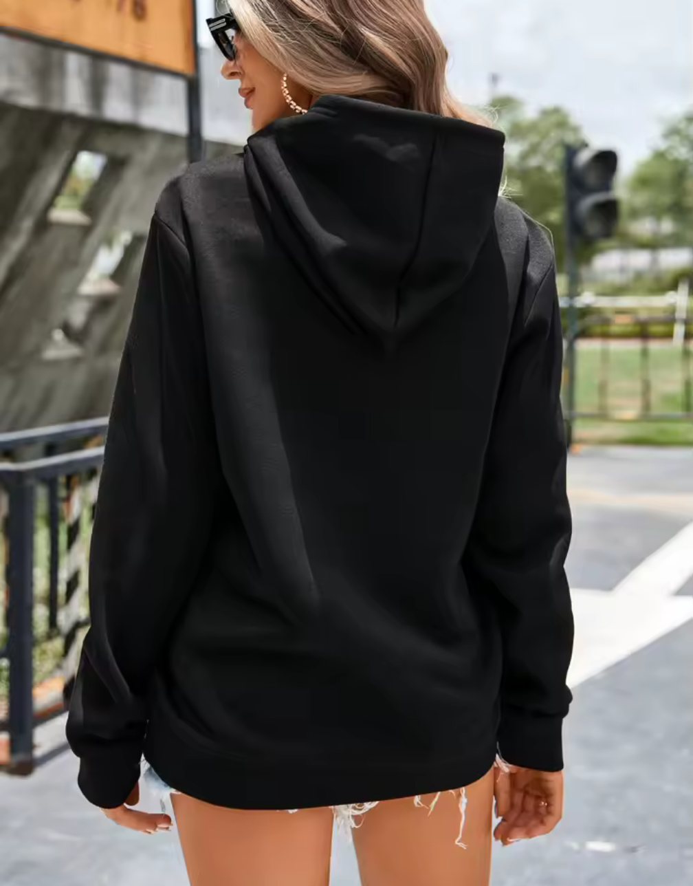 Svart hoodie med leopardhjärta & “love”-tryck – trendig streetstyle med attityd