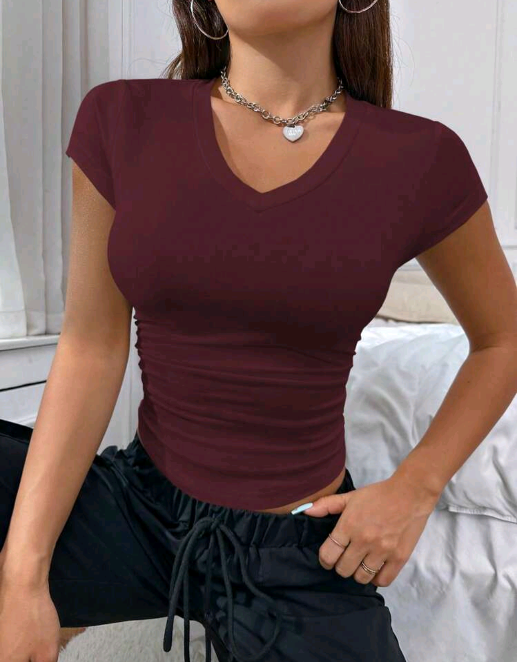 V-Neck Ruched Tee – Slimmad, stilsäker & superstretchig