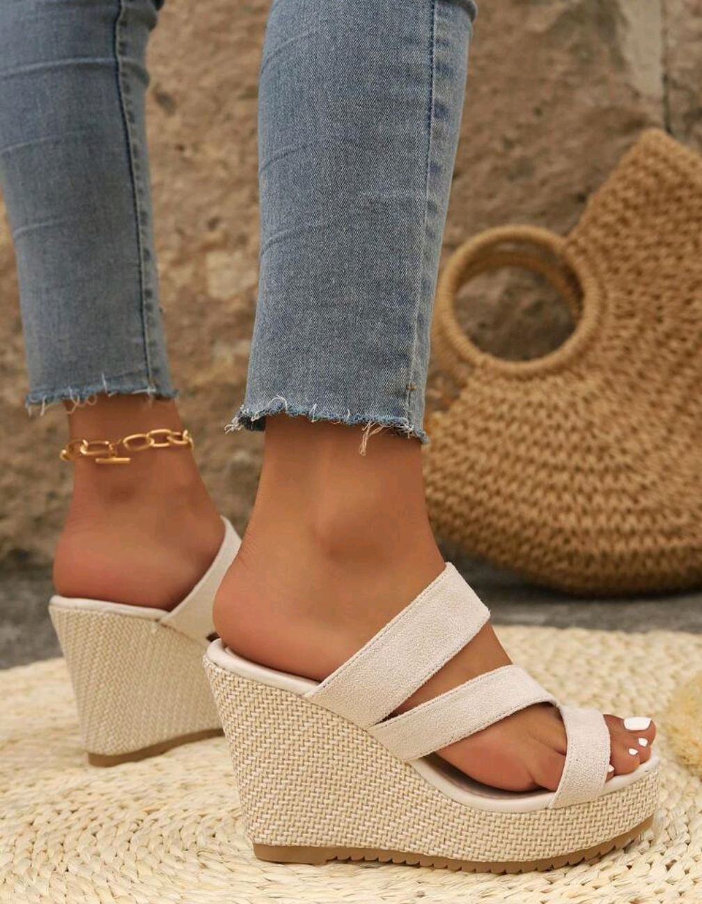 Espadrilles med kilklack och tvärgående remmar