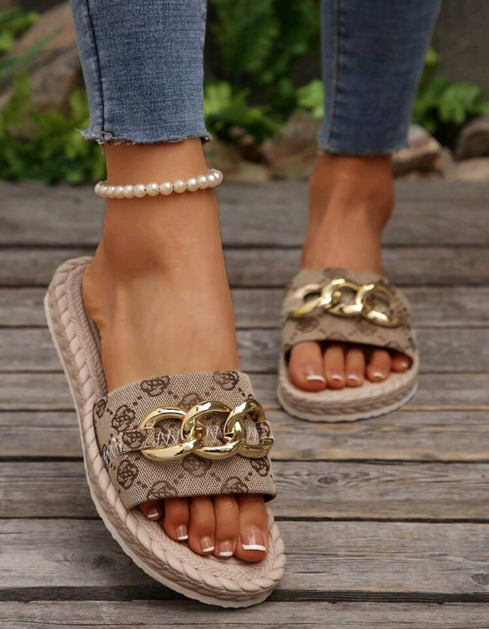 Sandal med kedjedetalj och flätad sula
